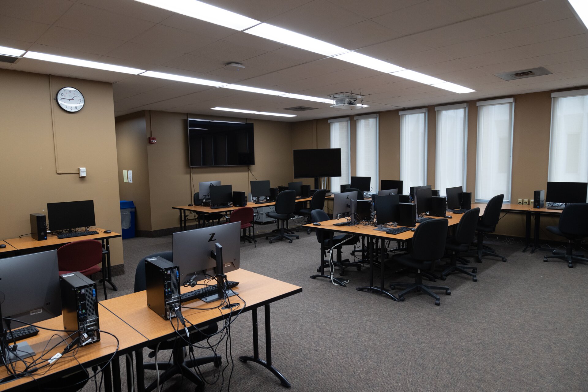 Photo of TSH 206 with several rows of computers and displays on the wall.