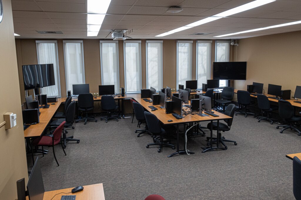 TSH-206 room with computers and monitors